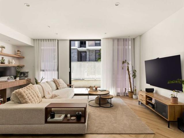 Luxury Ground Floor Living with Expansive Wraparound Courtyard