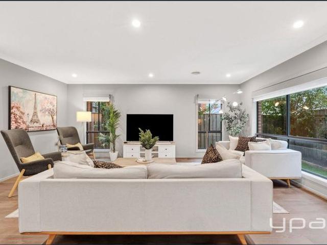 Luxury Double Storey Family Living in Prestigious Upper Point Cook !