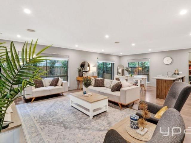 Luxury Double Storey Family Living in Prestigious Upper Point Cook !