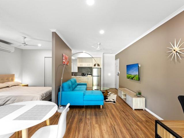 LUXURY DESIGNER EXECUTIVE LIVING Fully Furnished. Water/Internet/Electricity and Private Parking