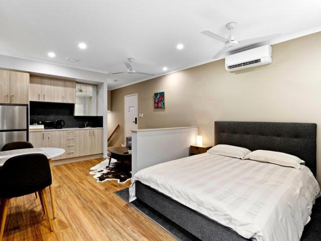 LUXURY DESIGNER EXECUTIVE LIVING Fully Furnished. Water/Internet/Electricity Included