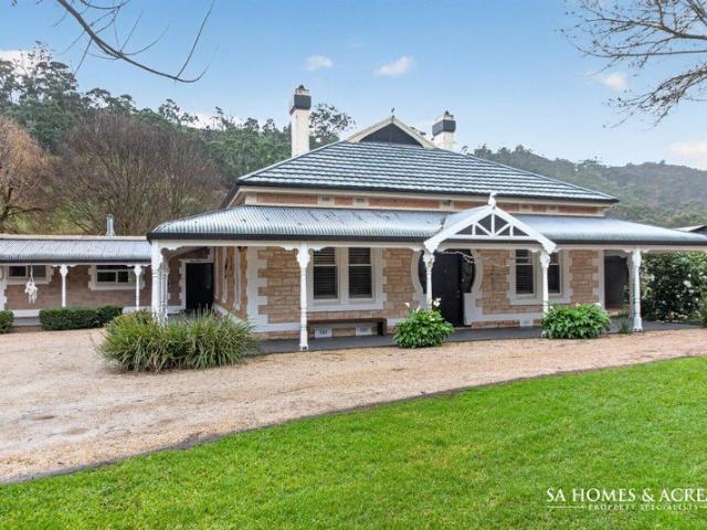 Luxury & Elegance on Acreage at Cudlee Creek!