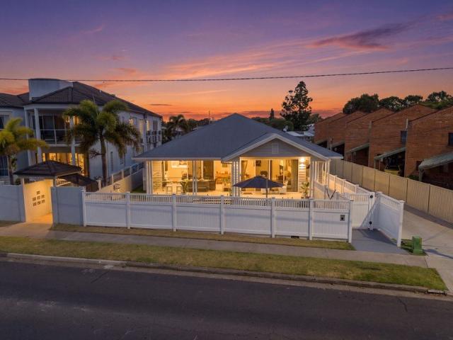 Luxury Esplanade Living With Ocean Views, Pool And Entertainer's Haven