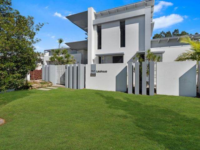 LUXURY EX DISPLAY HOME WITH STUNNING LAKEFRONT POSITION