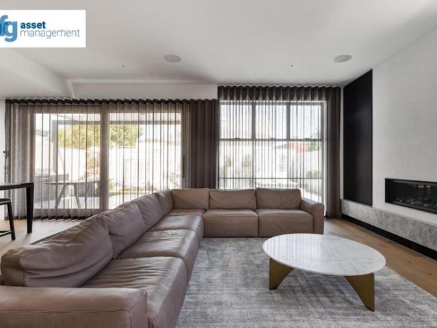 Luxury Executive Residence with Private Tennis Court, Pool & Sauna – 20 Minutes to Melbourne CBD