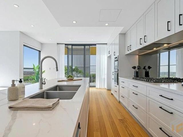 Luxury Four Bedroom Penthouse with Spectacular Sydney Harbour Bridge & CBD Views