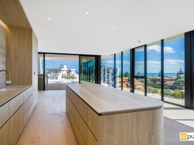 LUXURY FOUR BEDROOM RESIDENCE WITH SPECTACULAR OCEAN VIEWS