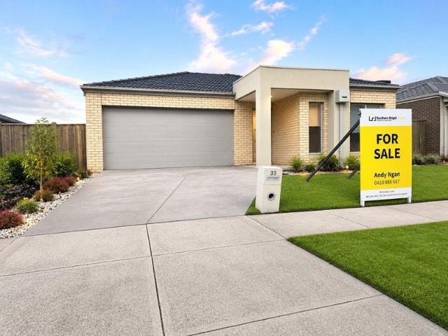 Luxury Four Bedrooms Home in Upper Point Cook you can't missed!