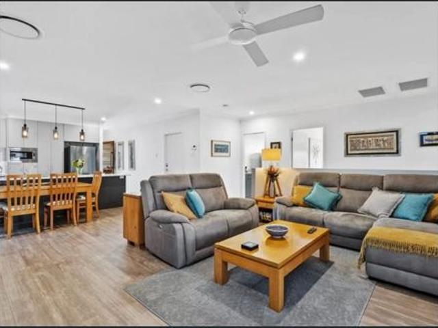 Luxury Family Home in the Heart of Helensvale Fully Furnished Option AVAILABLE!
