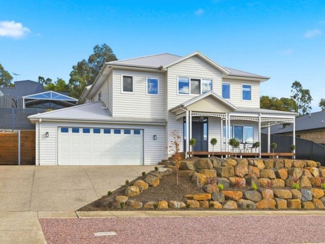 LUXURY FAMILY LIVING WITH PANORAMIC VIEWS