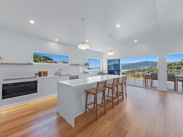 Luxury Family Living with Panoramic Airlie Beach Views Partly Furnished