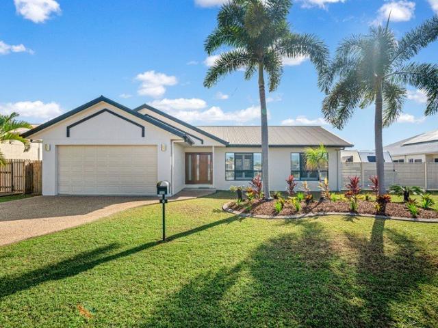 Luxury Family Living with Pool, Side Access & Space for the Caravan