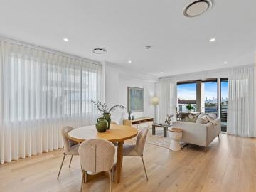 LUXURY FAMILY LIVING WITH SWEEPING CITY SKYLINE VIEWS