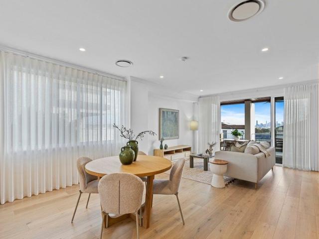 LUXURY FAMILY LIVING WITH SWEEPING CITY SKYLINE VIEWS