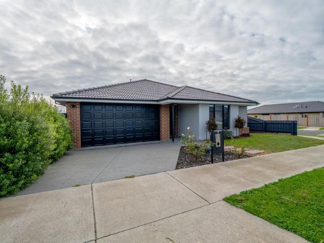 Luxury Family Living with Self Contained Guest Accommodation