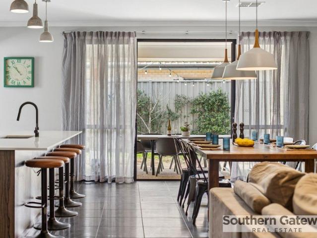 LUXURY FAMILY LIVING WITH SPACE FOR EVERYONE