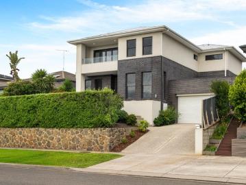 Luxury family living with spectacular Ceres Hill views