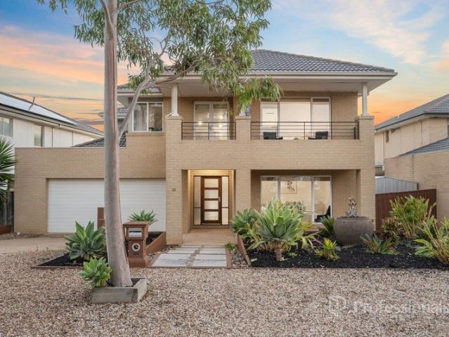 Luxury Family Living in a Prestigious Waterfront Pocket