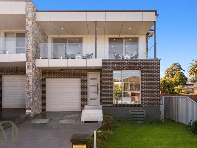 Luxury Family Living in One of Dundas' Most Sought After Locations