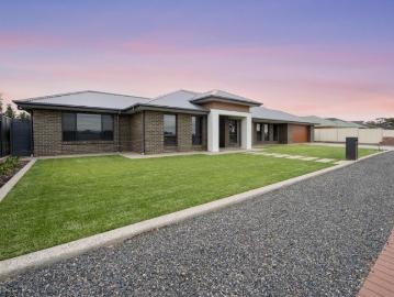 Luxury Family Living on 1,600m² with View of the Flinders Ranges