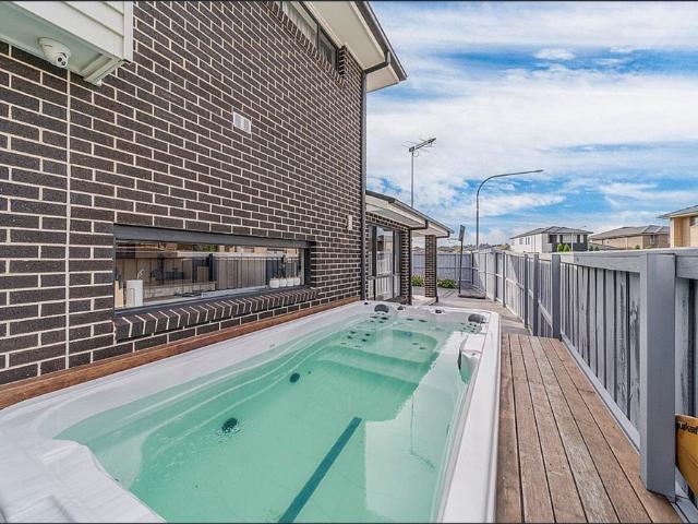 Luxury Family Living Opposite Tranquil Parklands