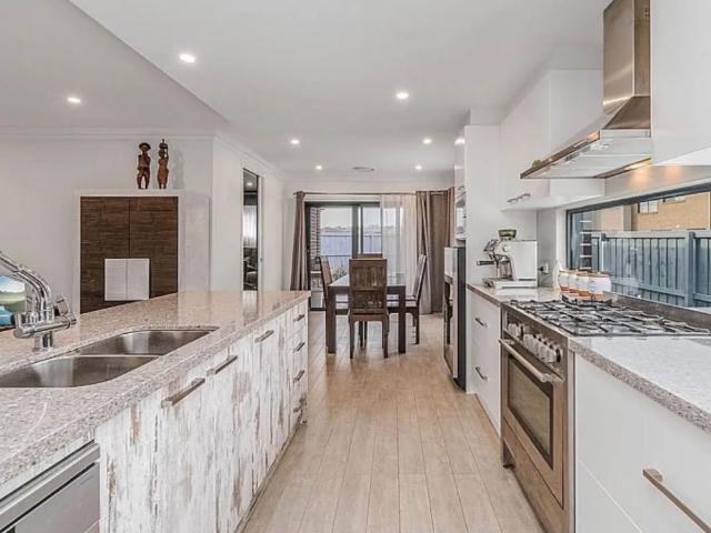 Luxury Family Living Opposite Tranquil Parklands