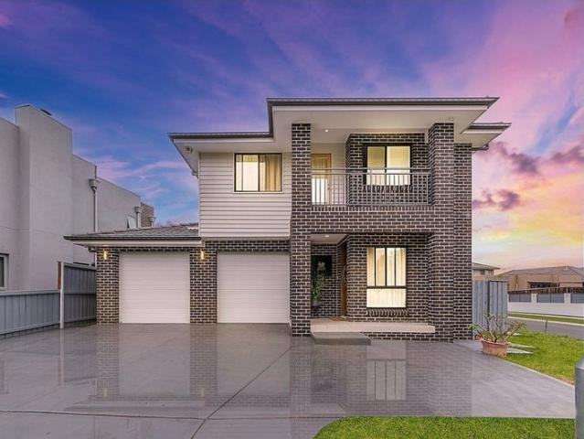 Luxury Family Living Opposite Tranquil Parklands