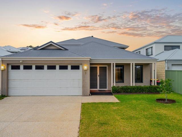 Luxury Family Living Overlooking Parkland