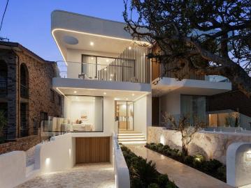 Luxury Family Residence Moments From The Bayside
