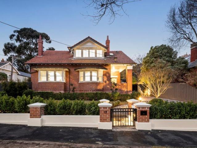 Luxury family sanctuary with a self contained apartment, Frontage 20.9m