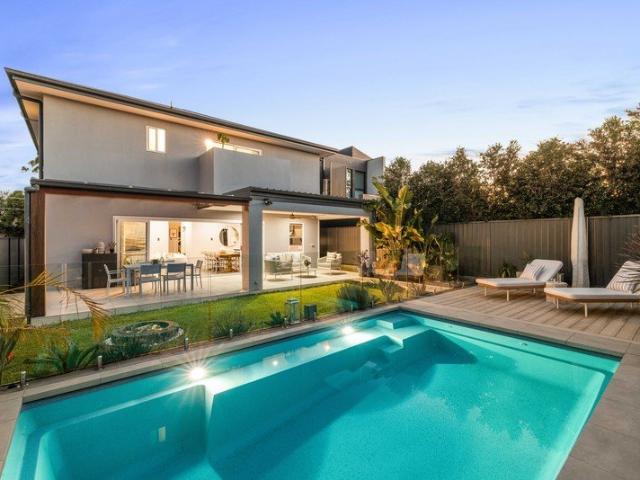 Luxury Family Sanctuary Opposite The Lakes Golf Course with Resort Style Entertaining
