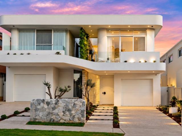 Luxury Five Bedroom Duplex with Pool and Alfresco Entertaining