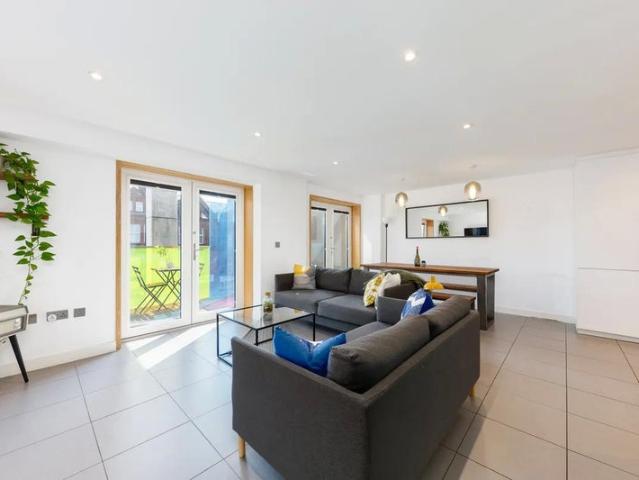 Luxury Flat! 10m Balcony! Furnished 2 Bed + Study