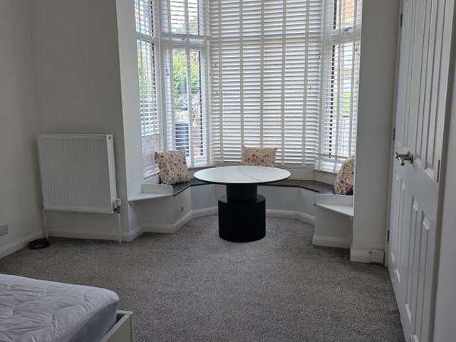 Luxury flat in convenient city location near river