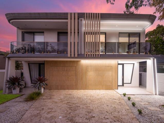Luxury Full Brick Residence | Exclusive Peninsula Setting