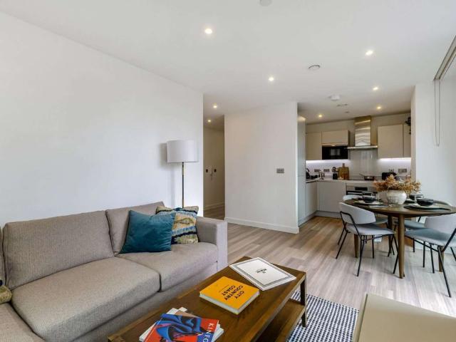 Luxury Fully Furnished | On site Gym | Two Double Bedrooms | Two Bathrooms | Parking Available for Additional cost of £200PCM | 24/7 Concierge