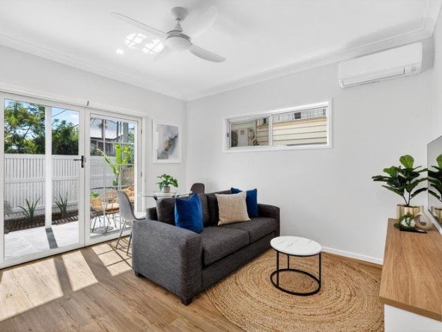 Luxury, Fully Furnished One Bedroom Utilities Included, in Kangaroo Point. TWO WEEKS FREE RENT!