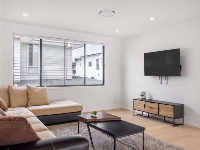 Luxury Fully Furnished Family Home Simply Move In and Enjoy