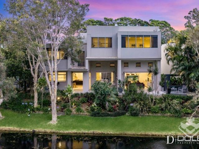 LUXURY FULLY FURNISHED LAKESIDE RESIDENCE ? MOUNT COOLUM