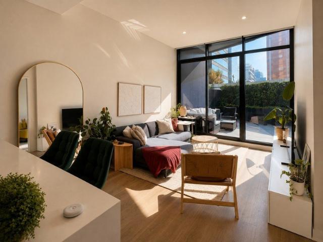 LUXURY FULLY FURNISHED LIVING WITH PRIVATE COURTYARD CONTACT DANIELLE ON 0419555201 FOR AN INSPECTION
