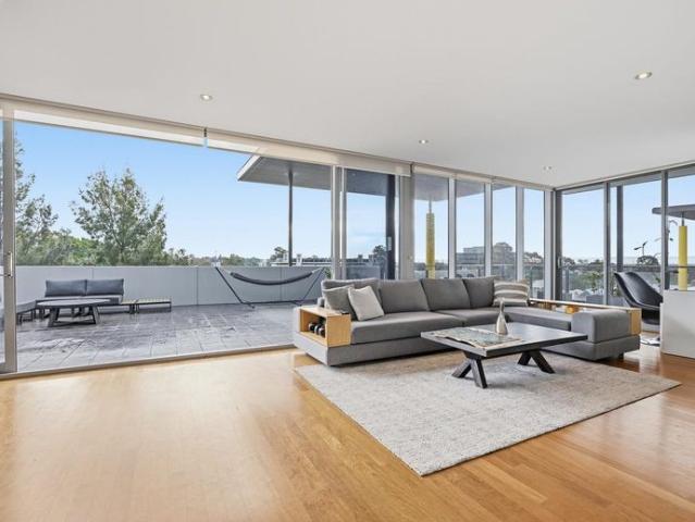 LUXURY FULLY FURNISHED PENTHOUSE LIVING IN THE HEART OF HIGHGATE