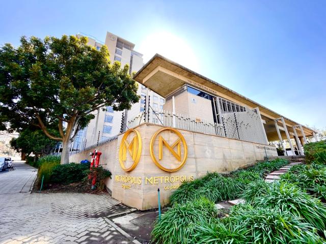 Luxury Fully Furnished Studio at Metropolis On Park!