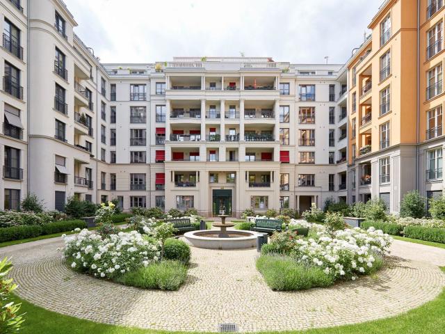 Luxury Fully Furnished 2 Bedroom Apartment with Two Balconies & Parking in Berlin's Prime Location near Kurfürstendamm