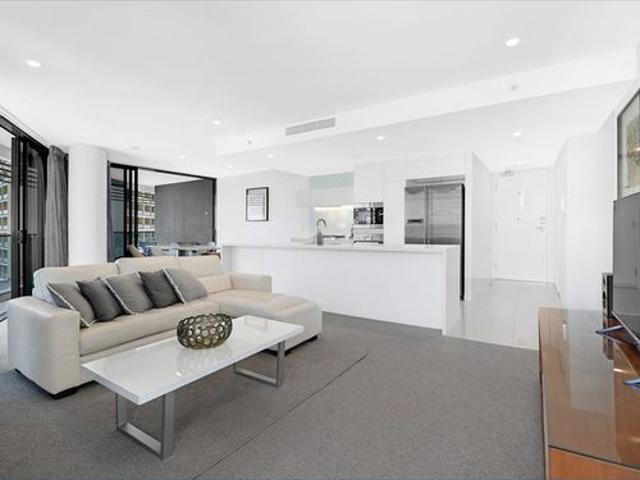LUXURY FURNISHED APARTMENT IN THE HEART OF BROADBEACH!