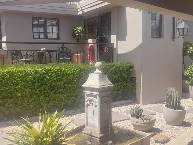 Luxury Furnished Bachelor Apartment Waterkloof Ridge