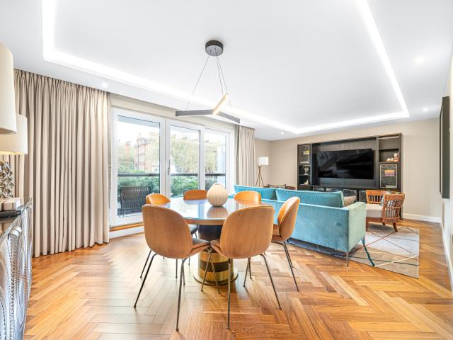 Luxury Kensington residence with excellent leisure amenities