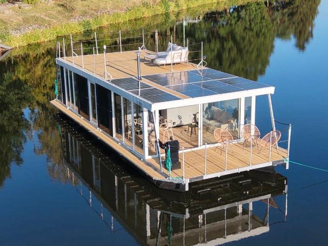 Luxury Houseboat VillaMar Berlin – Sauna & Rooftop
