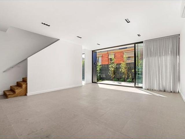 Luxury Home – Walk to Templestowe Village!