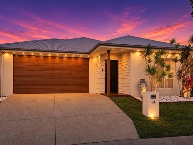 Luxury Home with Pool, Ducted Air & Solar Power!