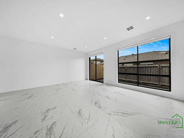 LUXURY HOME IN THE HEART OF WOLLERT